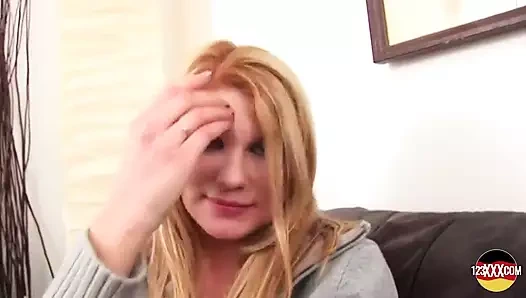 Peggy Alman sarışın bakış açısıyla doluyor