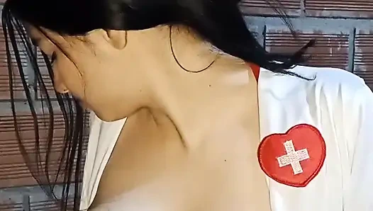 Kız tek başına mastürbasyon yapıyor ve orgazm olana kadar grup seks porno filmi izlerken inliyor