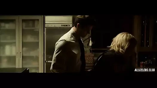 Malin akerman üstsüz davranışta bulundu