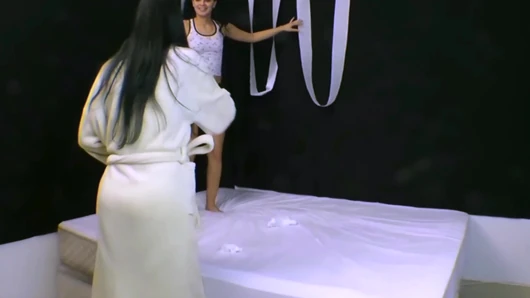 Lezbiyen sidik yutma hikayeleri - amından ve göt deliğinden işiyor ve hepsi yutuyor