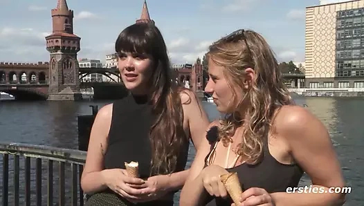 Ersties - Lindsey ve Blake Berlin'de orgazm dolu bir günün tadını çıkarıyor
