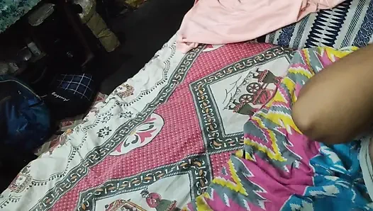 Ateşli utangaç kız ilk buluşmanın tadını çıkardı sevimli utangaç kız ilk deneyimini yaşıyor