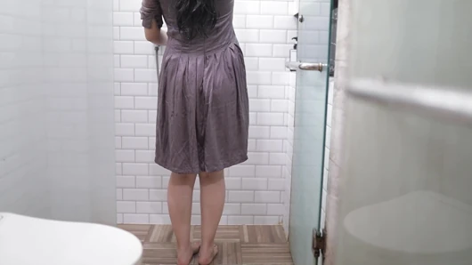 BOKEP INDO SON ENDONEZYALı KıZ EN SEVDIĞI SATEN ELBISESINI GIYEREK DUŞTA SIKIŞIYOR GÖTÜ SÜPER SEKSI VE TOMBUL