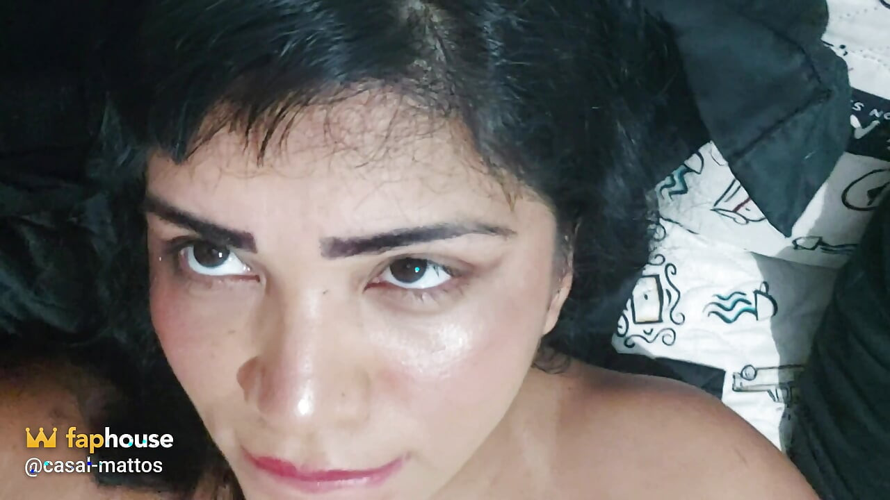 İhtiyaç sahibi eşi, kocasıyla video görüşmede boşalmaya hazırlanıyor