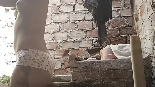 Güzel bir duş almak için benimle gel komşularım beni görüyor