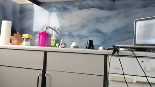 Genç baştan çıkarıcı bir baştan çıkarıcı kadın lezzetli götüyle azdırıyor