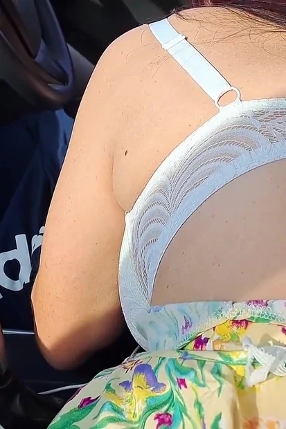 Жена занимается публичным сексом в машине в любительском видео. Снимает странного мужика в трахе и сперма в ее киску