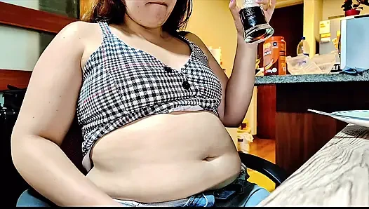 Nicole Karnını Dolduruyor - Geğirme Ve Göbek Ovma