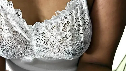 Azgın çift rol oyunu. Kocası karısını parmaklıyor ve çıkardığı inleme zevki her erkeği sert bir şekilde siktirecek