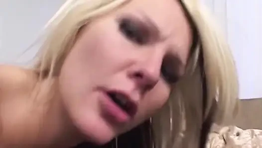 Doyumsuz sarışın orta yaşlı seksi kadın sunulan her yarağı alıyor