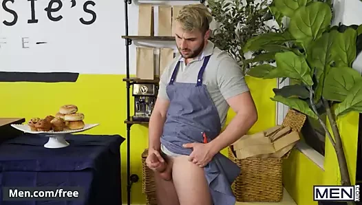 Seksi sporcu adrian hart, michael boston ile tanışır ve sikini hemen ağzına sokar - erkekler