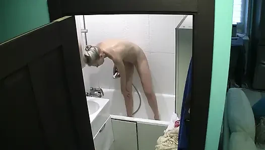 Güzel orta yaşlı seksi kadın banyoda çıplak