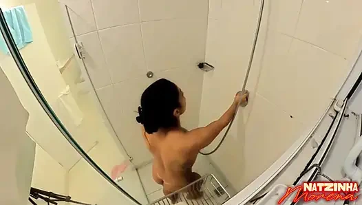 Caio internette banyo yapıyor! Büyük memeli esmer kalın bir yarağa sert biniyor