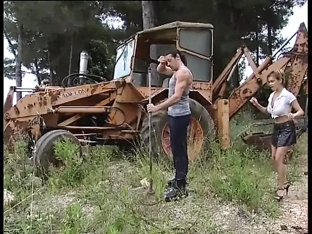 Sarışın Bomba Yarak Emiyor Ve açık Havada Parmaklanıyor