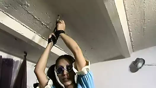 Köle hizmetçi evde lateks takım elbise temizlik