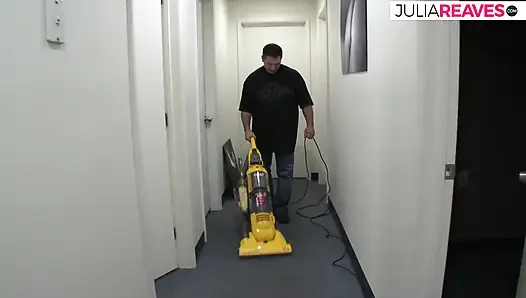 Sarışın kız büyük bir yarağı emiyor ve sonra tıraşlı amcığını sert sikiyor