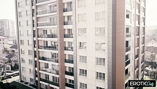 Yardımsever büyükbaba kaybettiği külotunu komşusuna geri getiriyor Ödül olarak onun deliklerini yalıyor