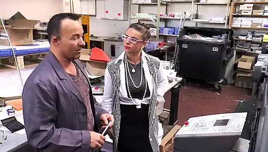 Büyük memeli ateşli sürtük sekreterim onu ofis masasında siktiğimde bundan hoşlanıyor