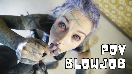 Yüksek topuklu mastürbasyonda dövmeli vixen