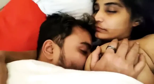 Romantik çift – göğüsleri emiyor ve öpüyor