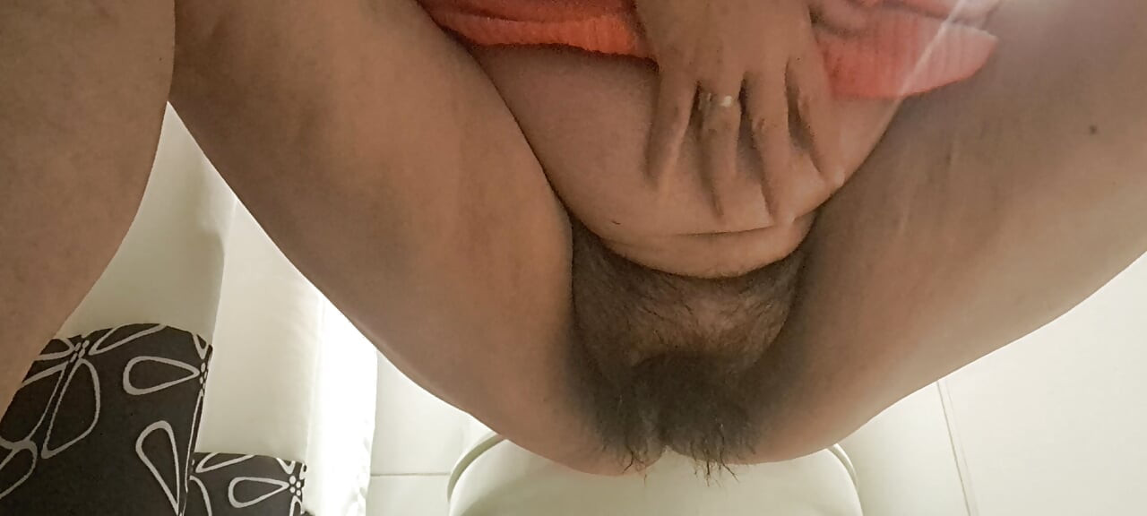Mil'in amcığı ateşli bir fahişe, işediğinde bile, kıllı olan mastürbasyon yapmalı?