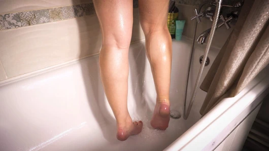 Genç amatör duşta seksi buzağılarını azdırıyor