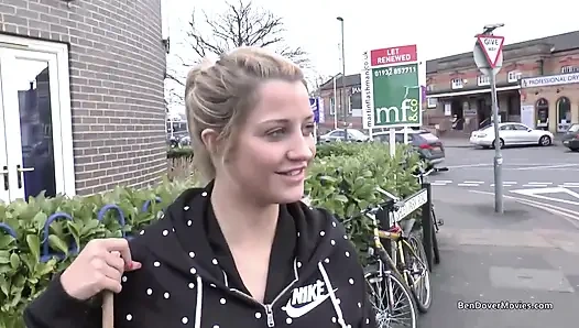 Ben Dover gırtlağına kadar aldıktan sonra ağzı tıkanan Sienna Day ile tanışıyor