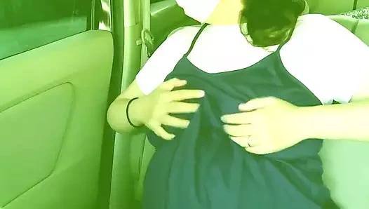 Evli bir kadın, bir dükkanın otoparkında park edilen bir arabada amıyla oynarken iğreniyor.