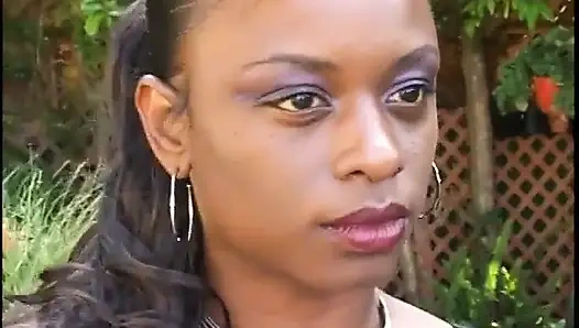 Sıska zenci kız arkadan sikilmek için domalıyor