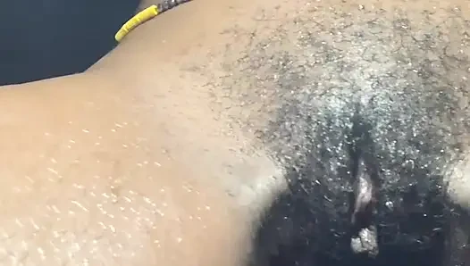 Browngurl234'un banyosu şehvetli vibes andtwerk energy'i parlıyor