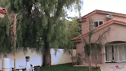 Canı sıkılan zenci kız büyük zenci yarağını evin içinde yutmak için havuz partisini terk ediyor