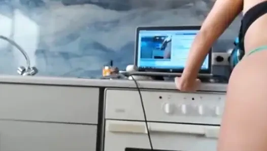 Seksi dea canlı yayında twerk yapıyor