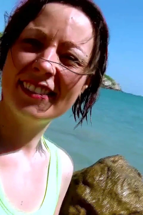 Esmer genç kız sikişmek için plaja götürüldü