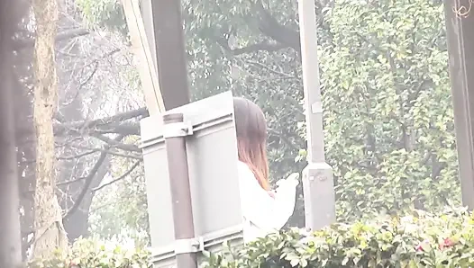 20 yaşındaki Japon kıllı amcık sertçe dolduruluyor ve ateşli dölle dolduruluyor