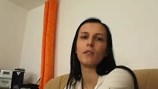 Esmer güzel bakış açısıyla sakso çekmeden önce mastürbasyon yapıyor