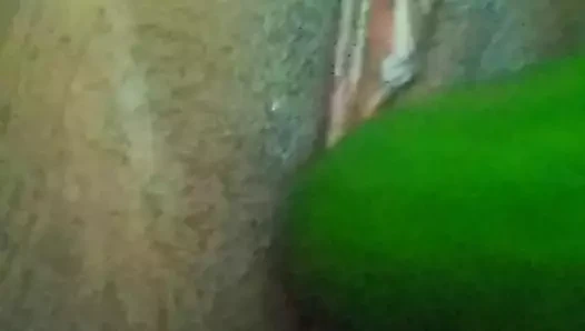 Ateşli amcığın içine salatalık ile boşalıyor