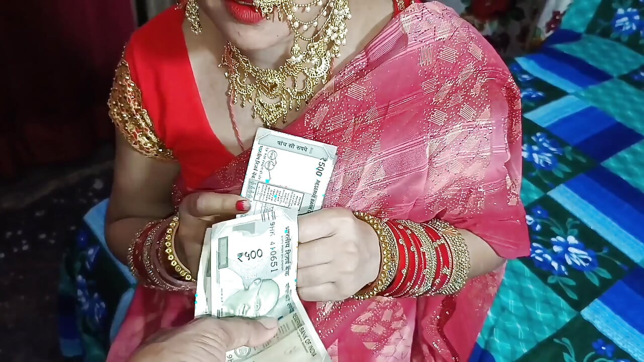 Raksha Bandhan'da üvey kız kardeş Rakhi'yi bağladı ve hediyeyi bur'a gösterdi.
