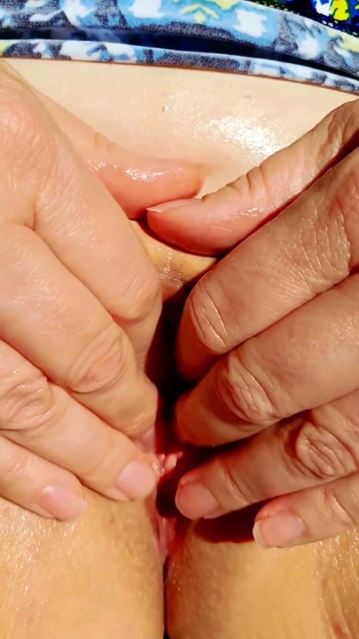 Azgın mature amını titreştirip pembe amını açıyor | Klip 3