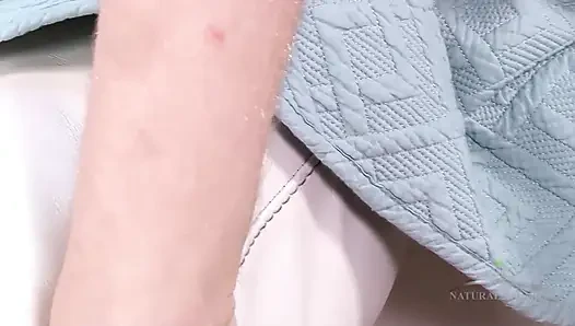 Kayısı kırmızı elbisesiyle külotsuz pitts, ıslak kıllı amcık vibratör yolculuğu