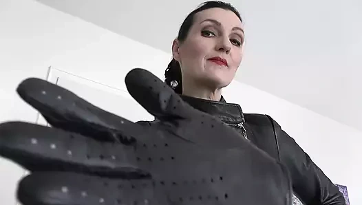 Deri eldiven kokluyor, ağzına el koyan bayan Victoria Valente mastürbasyon talimatları