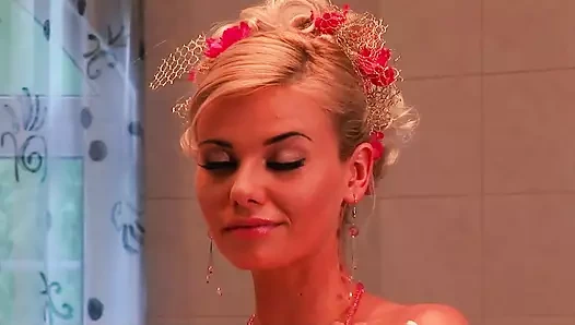 Caylian Curtis seksi solo küvet rutininde kendini memnun ediyor