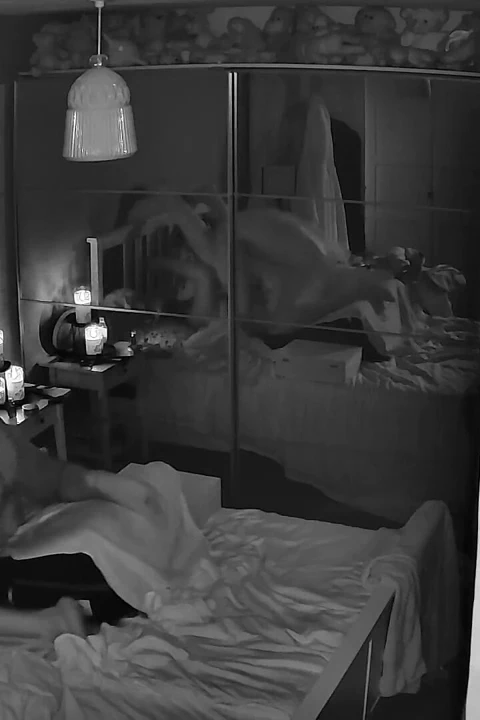 Yaramaz evli kadın amını yalatıyor ve dolduruyor