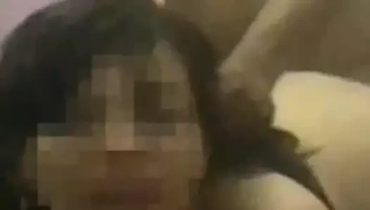 Asyalı karısı kocanın arkadaşıyla doggstyle seks yapıyor