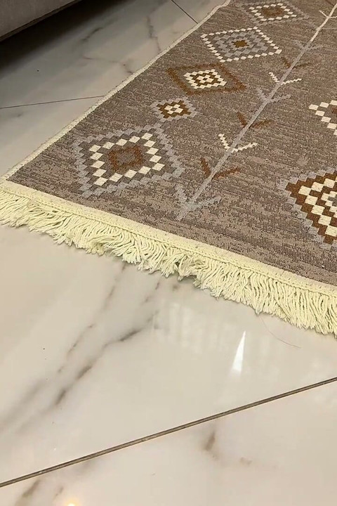 İki ateşli güzel olgun anne lezbiyen oyuncak seks yapıyor