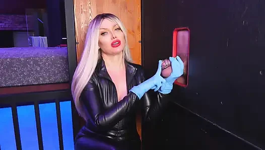 Deri catsuit domme kilitli yarağı parçalıyor: vibratör, kürek, ses ve eldiven boşalması