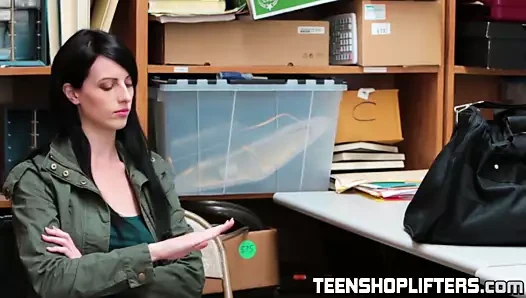 Alex harper çalarken yakalandı ve kedi bedelini ödedi