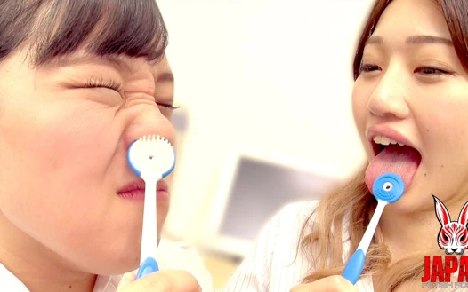 Japon airu hashino nefesini ve dilini Seira Hoshisaki'nin burnuna sokuyor