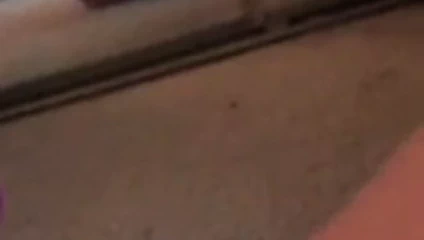 Yetenekli sarışın ayakları ile vibratör kullanır