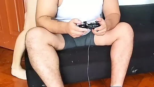 Oynarken arkadaşının oğlunu sikiyor