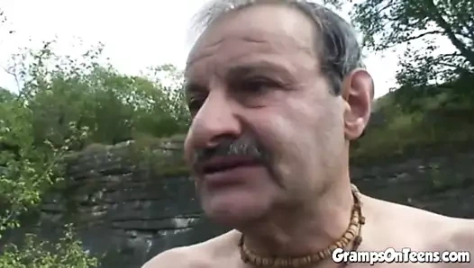 Genç büyükbabanın sikini boğazından aşağı istiyor